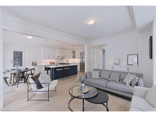 125 Burnhamthorpe Road E, Oakville, ON - Indoor Photo Showing Living Room