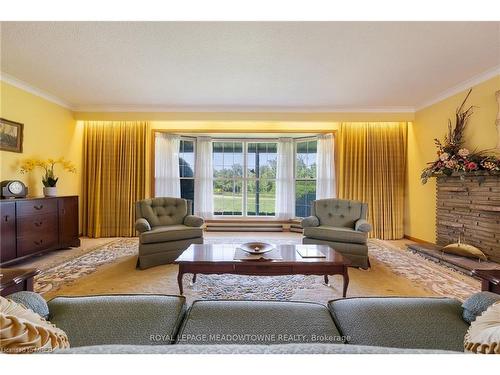 7762 Creditview Road, Brampton, ON - Indoor Photo Showing Living Room