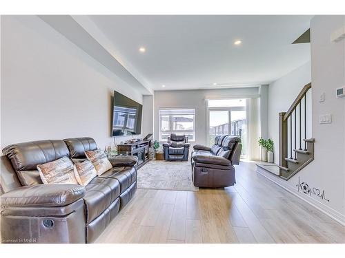 90-51 Sparrow Avenue, Cambridge, ON - Indoor Photo Showing Living Room