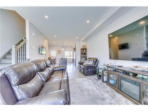 90-51 Sparrow Avenue, Cambridge, ON - Indoor Photo Showing Living Room