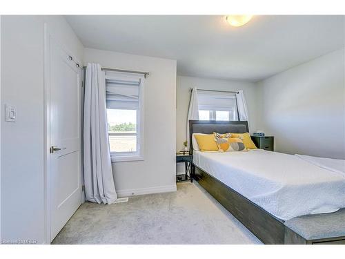 90-51 Sparrow Avenue, Cambridge, ON - Indoor Photo Showing Bedroom