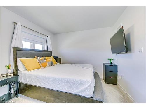 90-51 Sparrow Avenue, Cambridge, ON - Indoor Photo Showing Bedroom