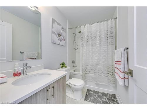 90-51 Sparrow Avenue, Cambridge, ON - Indoor Photo Showing Bathroom
