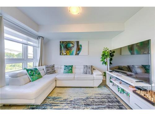 90-51 Sparrow Avenue, Cambridge, ON - Indoor Photo Showing Living Room