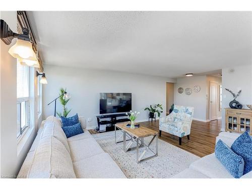 3003-3650 Kaneff Crescent, Mississauga, ON - Indoor Photo Showing Living Room