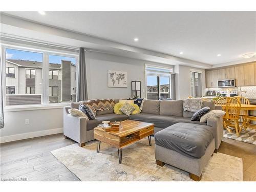 16-177 Edgevalley Road, London, ON - Indoor Photo Showing Living Room