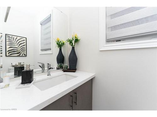 3 Grierson Trail, Waterdown, ON - Indoor Photo Showing Kitchen With Double Sink With Upgraded Kitchen