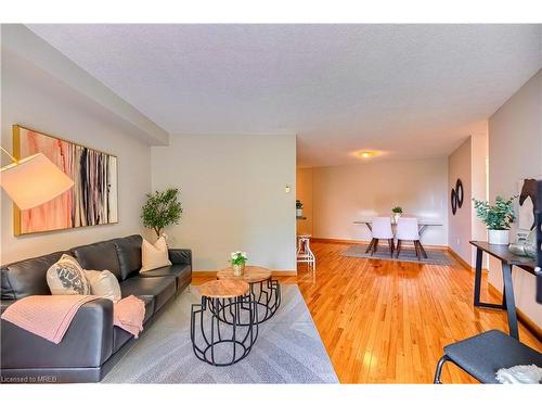 207-2665 Windwood Drive, Mississauga, ON - Indoor Photo Showing Living Room