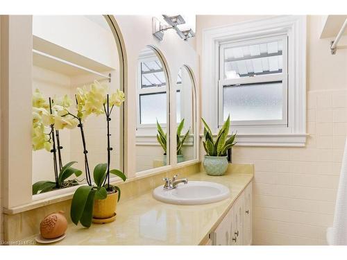 2067 Deyncourt Drive, Burlington, ON - Indoor Photo Showing Bathroom
