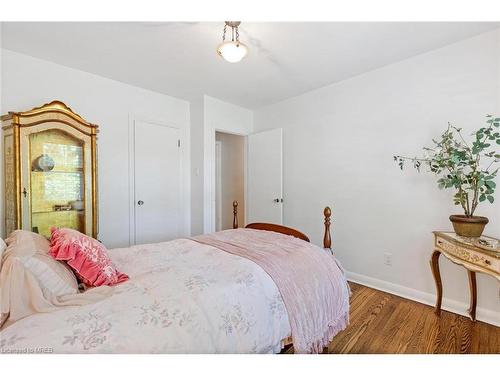 2067 Deyncourt Drive, Burlington, ON - Indoor Photo Showing Bedroom