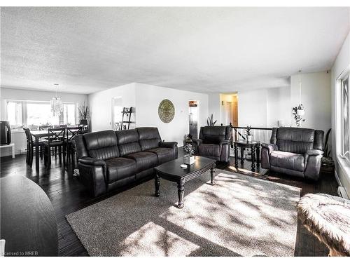 4106 Brigden Road, Petrolia, ON - Indoor Photo Showing Living Room