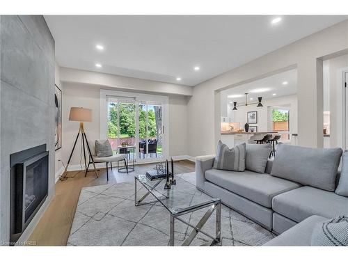 902 Kowal Drive, Mississauga, ON - Indoor Photo Showing Living Room With Fireplace