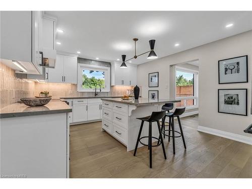 902 Kowal Drive, Mississauga, ON - Indoor Photo Showing Kitchen With Upgraded Kitchen