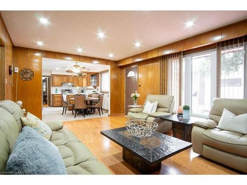 73 Thomson Drive, Waterdown, ON - Indoor Photo Showing Living Room