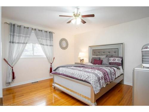 73 Thomson Drive, Waterdown, ON - Indoor Photo Showing Bedroom