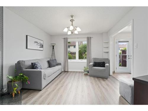 3455 Cherrington Crescent, Mississauga, ON - Indoor Photo Showing Living Room