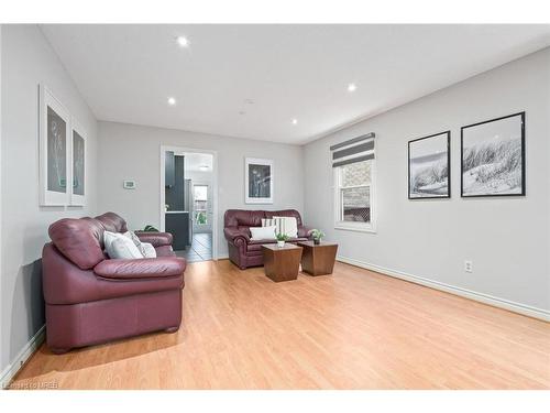 3455 Cherrington Crescent, Mississauga, ON - Indoor Photo Showing Living Room