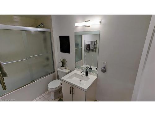1013-55 Speers Road, Oakville, ON - Indoor Photo Showing Bathroom