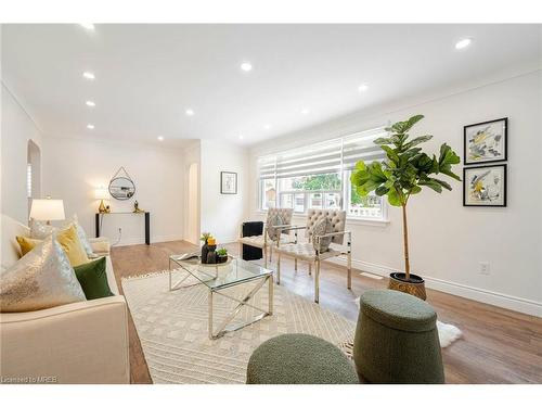 6957 Garden Street, Niagara Falls, ON - Indoor Photo Showing Living Room