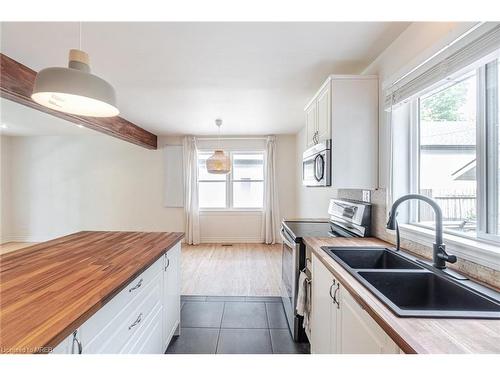 31 Shakespeare Avenue, Niagara-On-The-Lake, ON - Indoor Photo Showing Kitchen With Double Sink