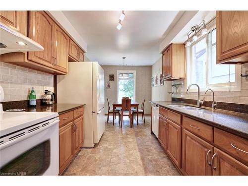 3426 Autumnleaf Crescent, Mississauga, ON - Indoor Photo Showing Kitchen With Double Sink