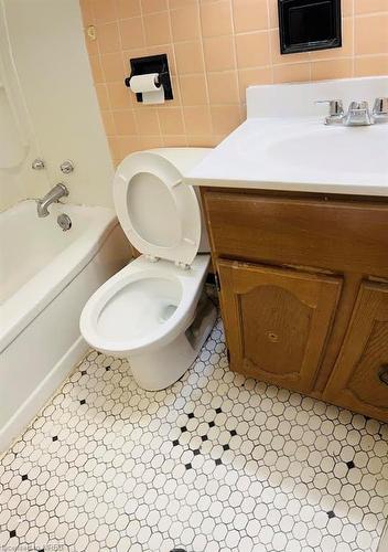 494 Rankin Avenue, Windsor, ON - Indoor Photo Showing Bathroom