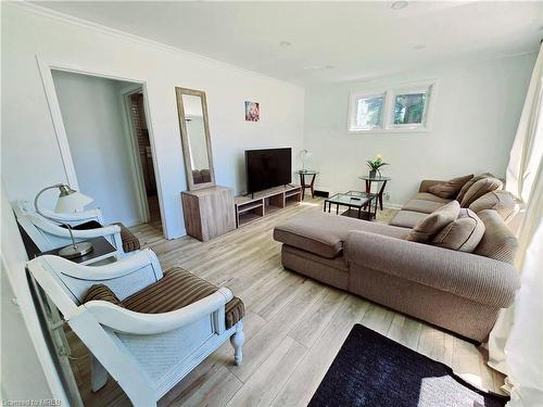 24 Fairview Court, London, ON - Indoor Photo Showing Living Room