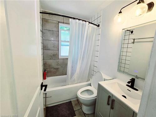 24 Fairview Court, London, ON - Indoor Photo Showing Bathroom