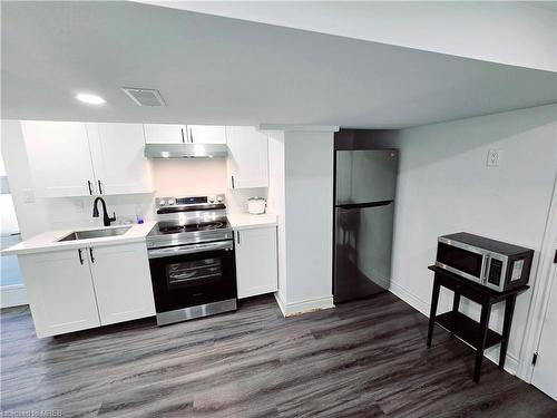 24 Fairview Court, London, ON - Indoor Photo Showing Kitchen