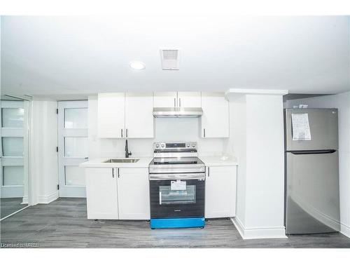 24 Fairview Court, London, ON - Indoor Photo Showing Kitchen