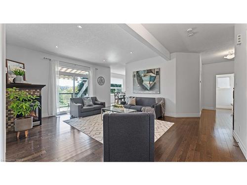 119 Chandos Drive, Kitchener, ON - Indoor Photo Showing Living Room