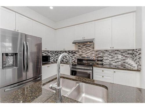 328 Bedrock Drive, Hamilton, ON - Indoor Photo Showing Kitchen With Double Sink With Upgraded Kitchen