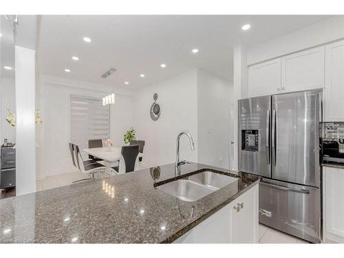 328 Bedrock Drive, Hamilton, ON - Indoor Photo Showing Kitchen With Double Sink With Upgraded Kitchen