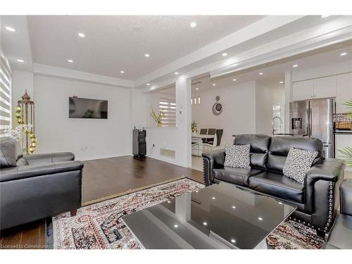 328 Bedrock Drive, Hamilton, ON - Indoor Photo Showing Living Room