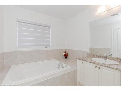 328 Bedrock Drive, Hamilton, ON - Indoor Photo Showing Bathroom