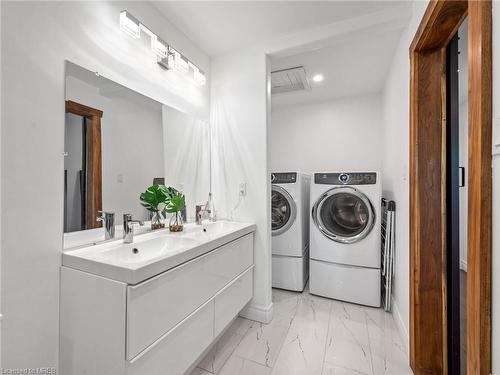 1 Harnesworth Crescent, Hamilton, ON - Indoor Photo Showing Laundry Room