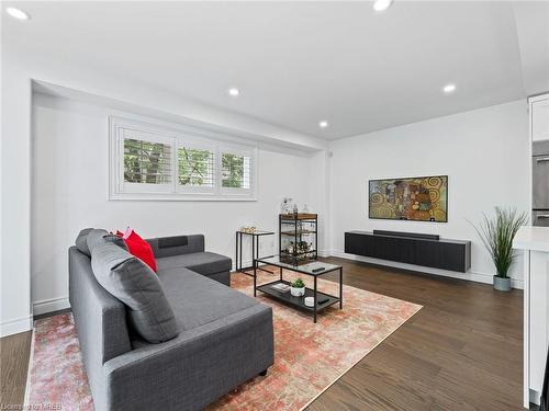 1 Harnesworth Crescent, Hamilton, ON - Indoor Photo Showing Living Room