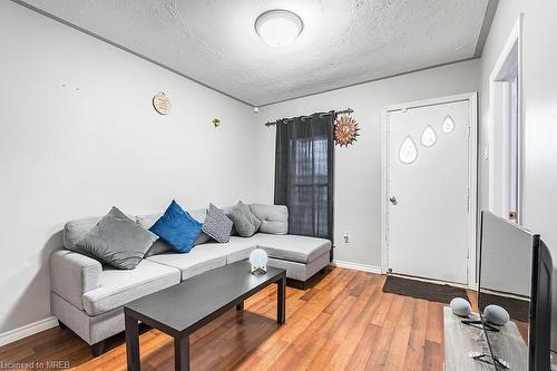 77 Province Street N, Hamilton, ON - Indoor Photo Showing Living Room