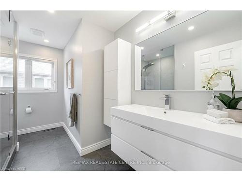 435 Grovehill Road, Oakville, ON - Indoor Photo Showing Bathroom