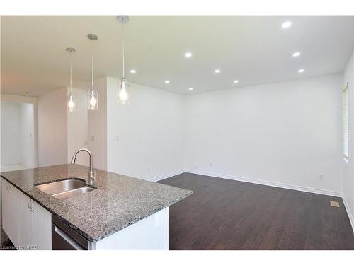 56 Pointer Street, Cambridge, ON - Indoor Photo Showing Bathroom