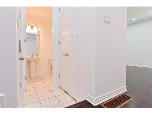 56 Pointer Street, Cambridge, ON - Indoor Photo Showing Bathroom