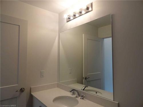 104-110 Fergus Avenue, Kitchener, ON - Indoor Photo Showing Bathroom