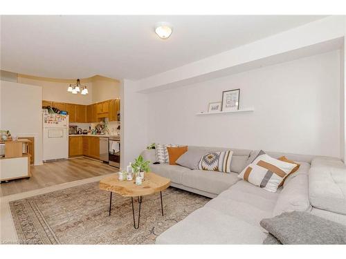 77-42 Green Valley Drive, Kitchener, ON - Indoor Photo Showing Living Room