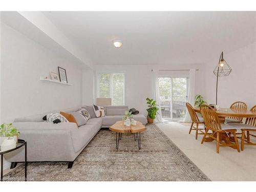 77-42 Green Valley Drive, Kitchener, ON - Indoor Photo Showing Living Room