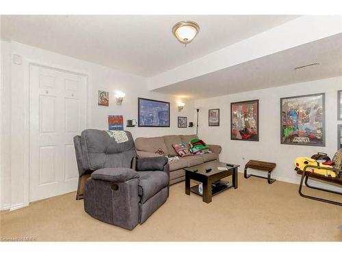 77-42 Green Valley Drive, Kitchener, ON - Indoor Photo Showing Living Room