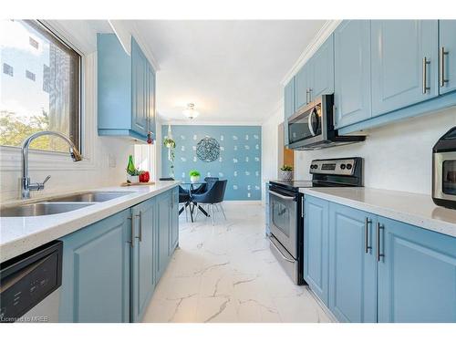 61-6780 Formentera Avenue, Mississauga, ON - Indoor Photo Showing Kitchen With Double Sink