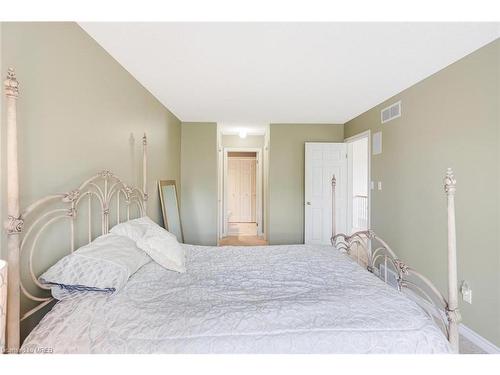 59-1100 Byron Baseline Road, London, ON - Indoor Photo Showing Bedroom