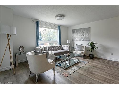 901 Lawson Road, London, ON - Indoor Photo Showing Living Room