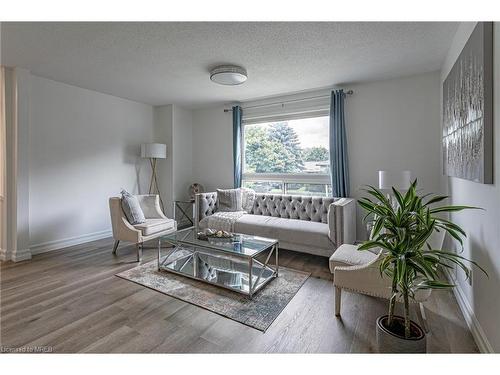 901 Lawson Road, London, ON - Indoor Photo Showing Living Room