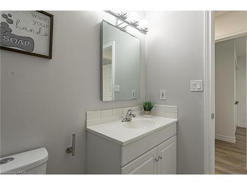 901 Lawson Road, London, ON - Indoor Photo Showing Bathroom